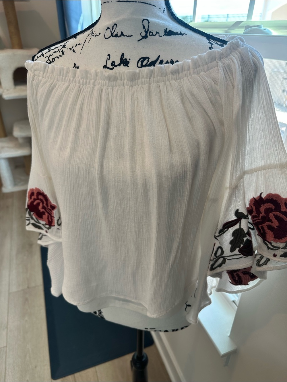EMBROIDERED BLOUSEWhite Off-Shoulder Floral DetailLINED!